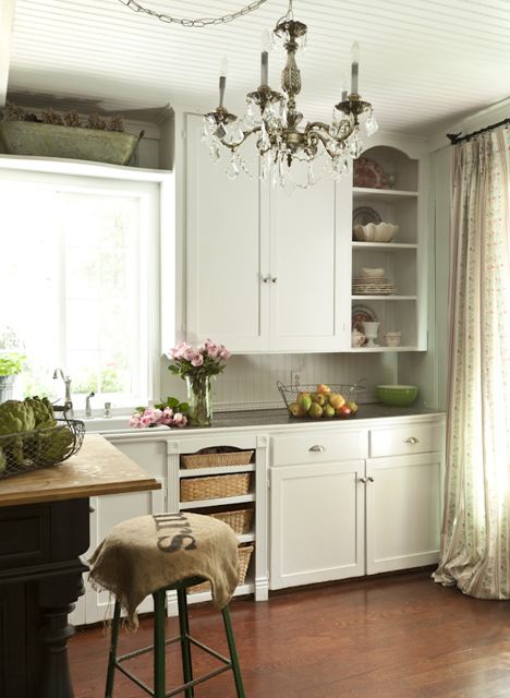 A country style kitchen with a vintage-look chandelier.