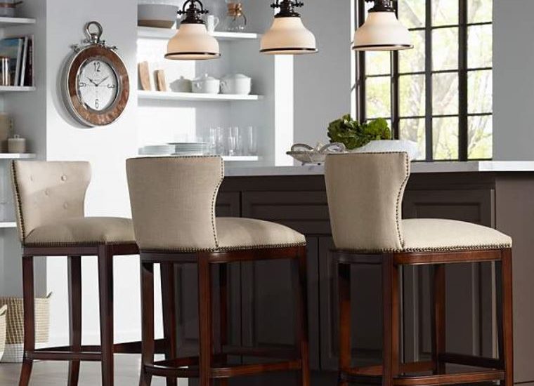 Photo of 3 mini-pendants over a kitchen bar area